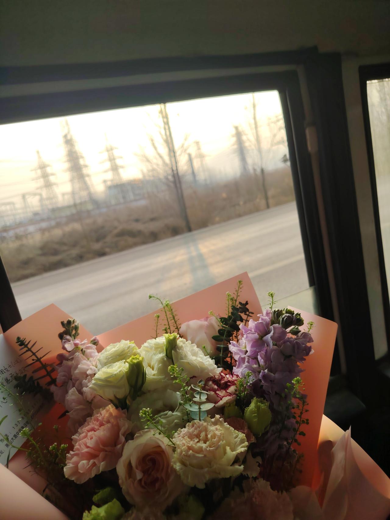 春日生活打卡季 春日旅行，窗外的风景和手中的花束简直是绝配。就像我去邹城护驾山这