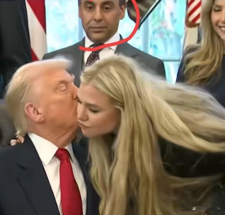 特朗普是一点也不避讳啊！！
 
在任命驻印度大使的仪式上，他签完字后，忽然无缘无