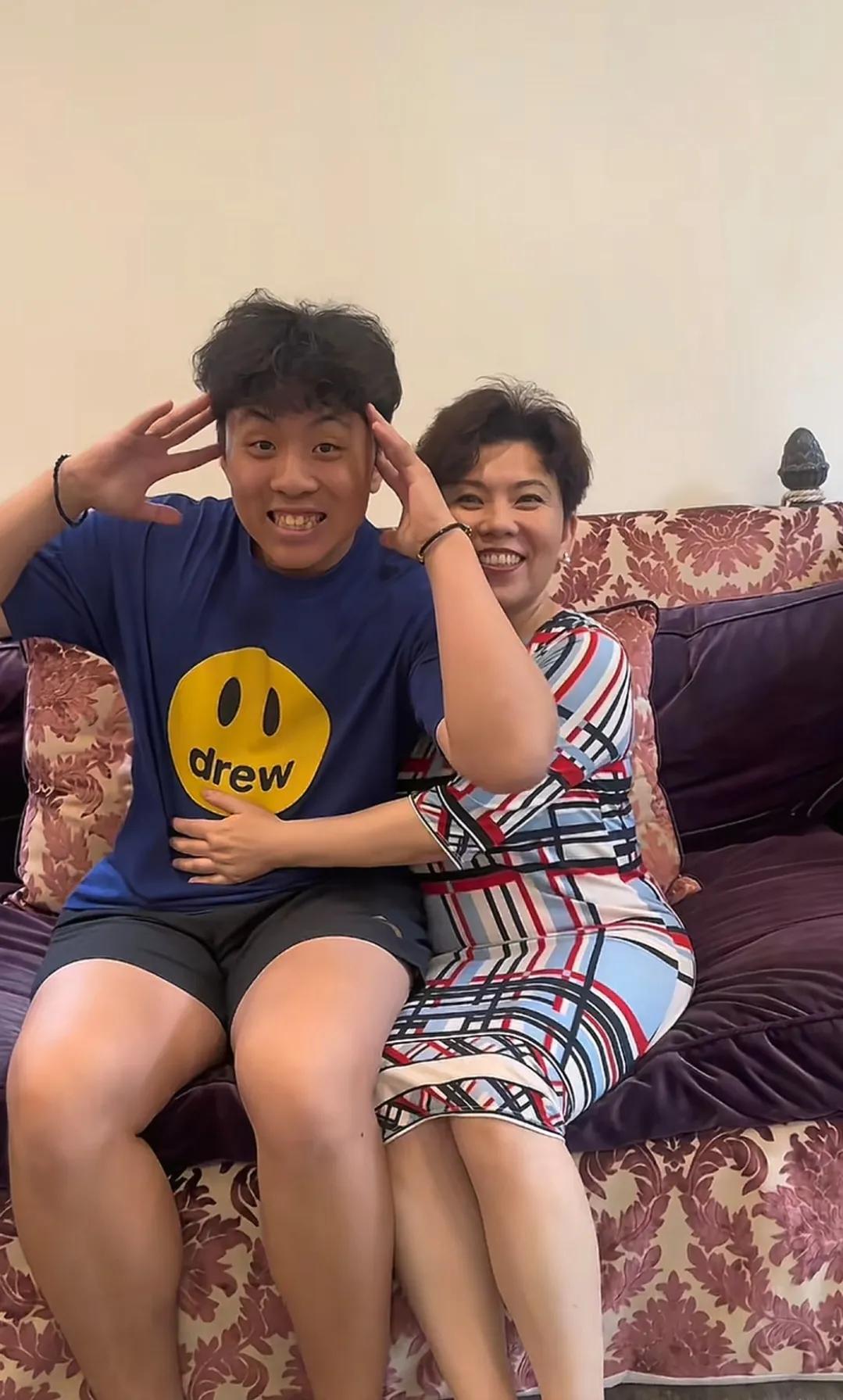 邓亚萍晒与儿子同框照，她儿子长好高了，也变帅气了。

7月22日，邓亚萍更新社交