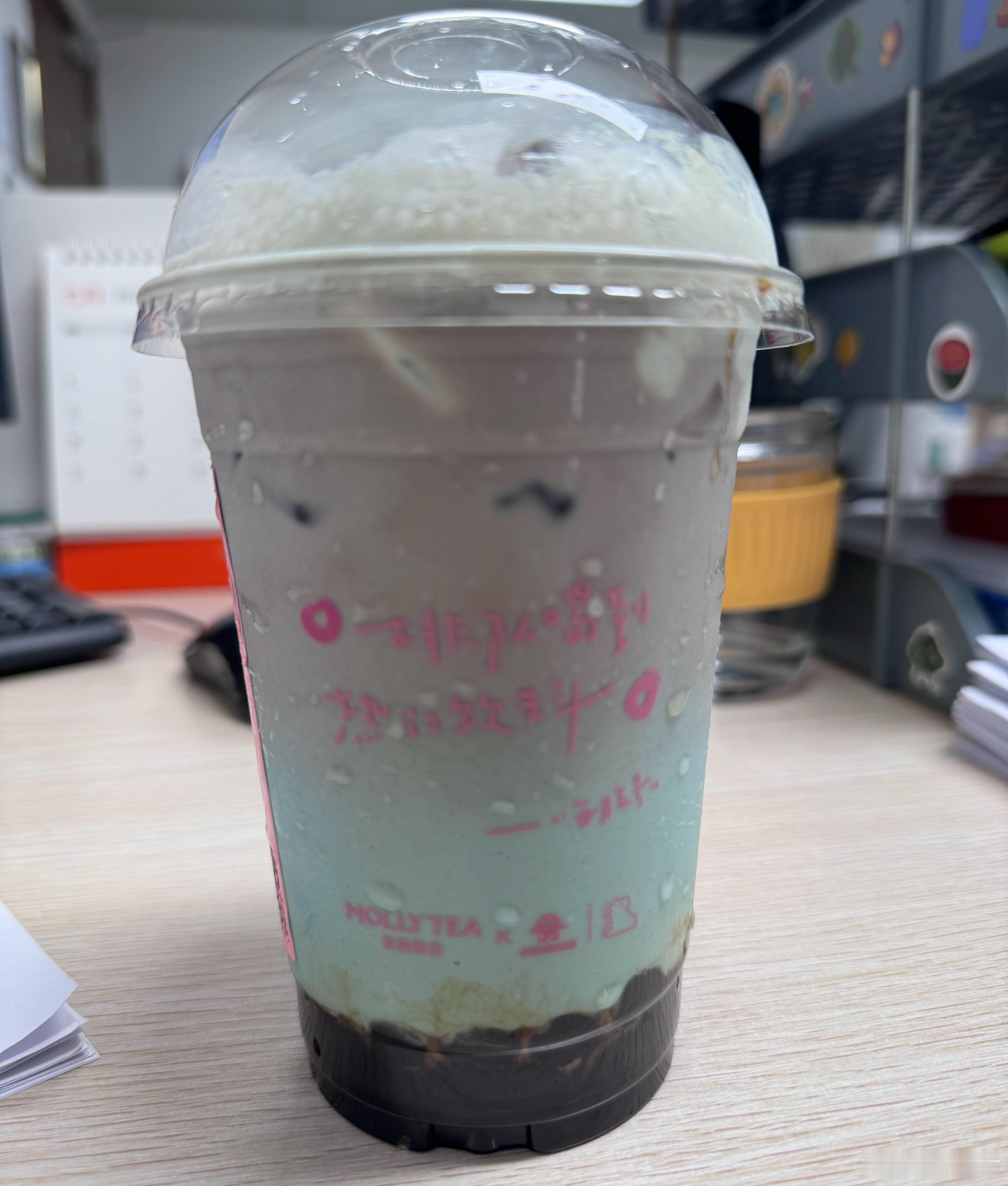 下午茶🍵整杯茉莉奶白的茉莉薄巧来喝喝～这薄荷口感很清爽我觉得还不错耶
