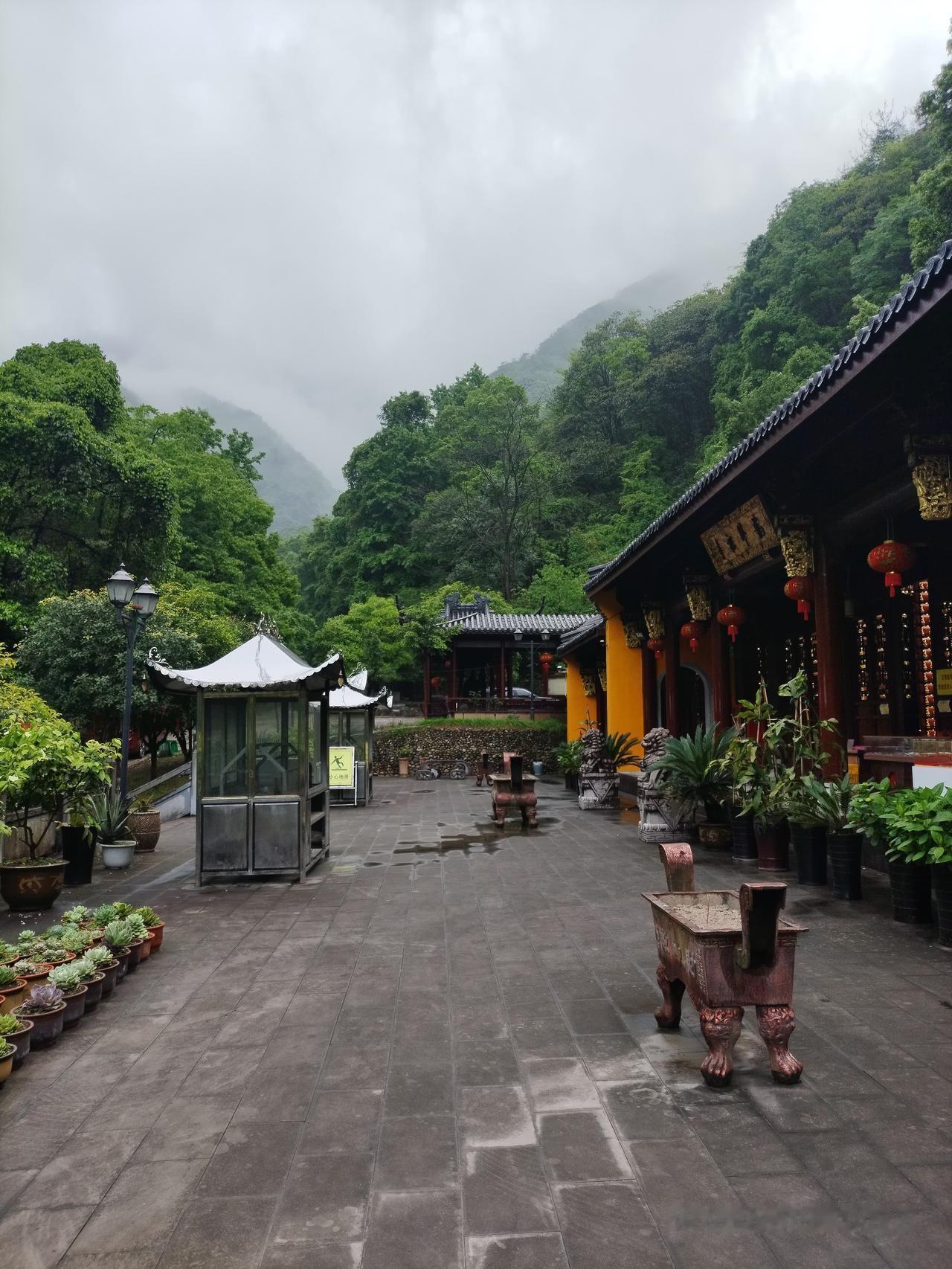 一个人的旅游是十分开心的，尤其是在阳光下，享受大自然的山山水水，看的流连忘返。虽