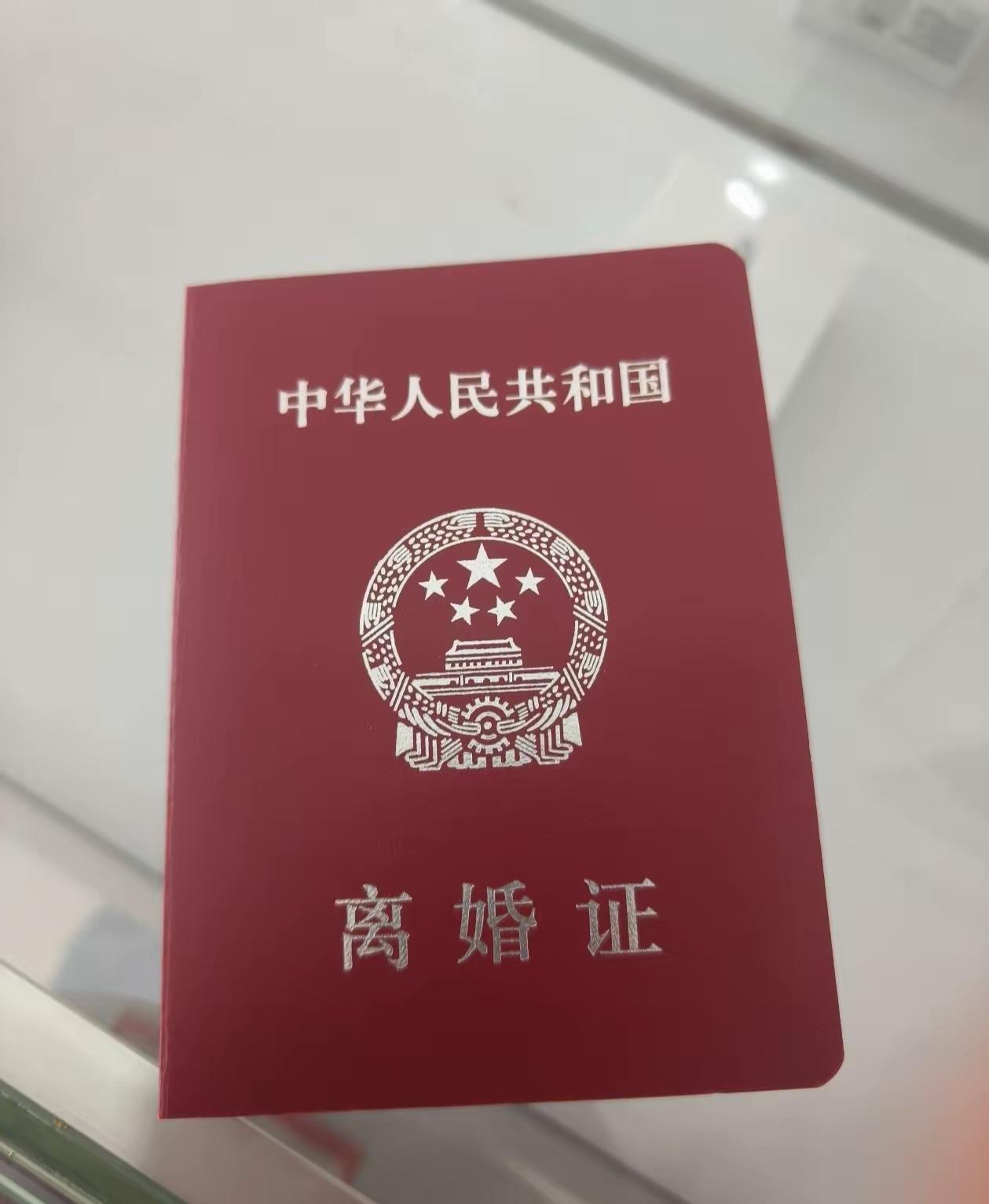 我表姐今年36岁，有两个孩子。嫌她老公太老实，去年偷偷跟一个网友好上了。
后来被