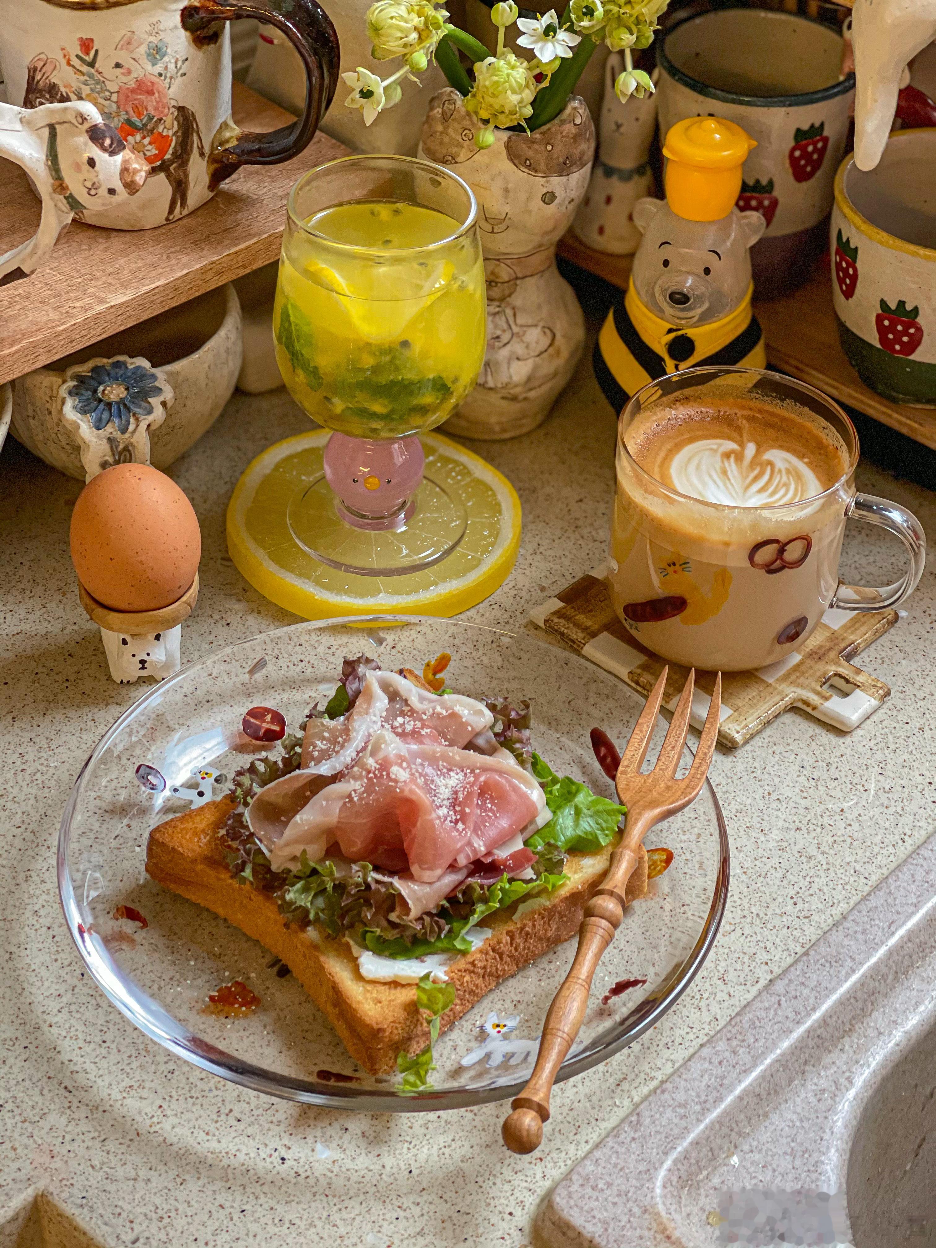 周二快乐！上午下雨了[下雨][下雨][下雨]特别凉快，好舒服啊。边做咖啡边看萌兰