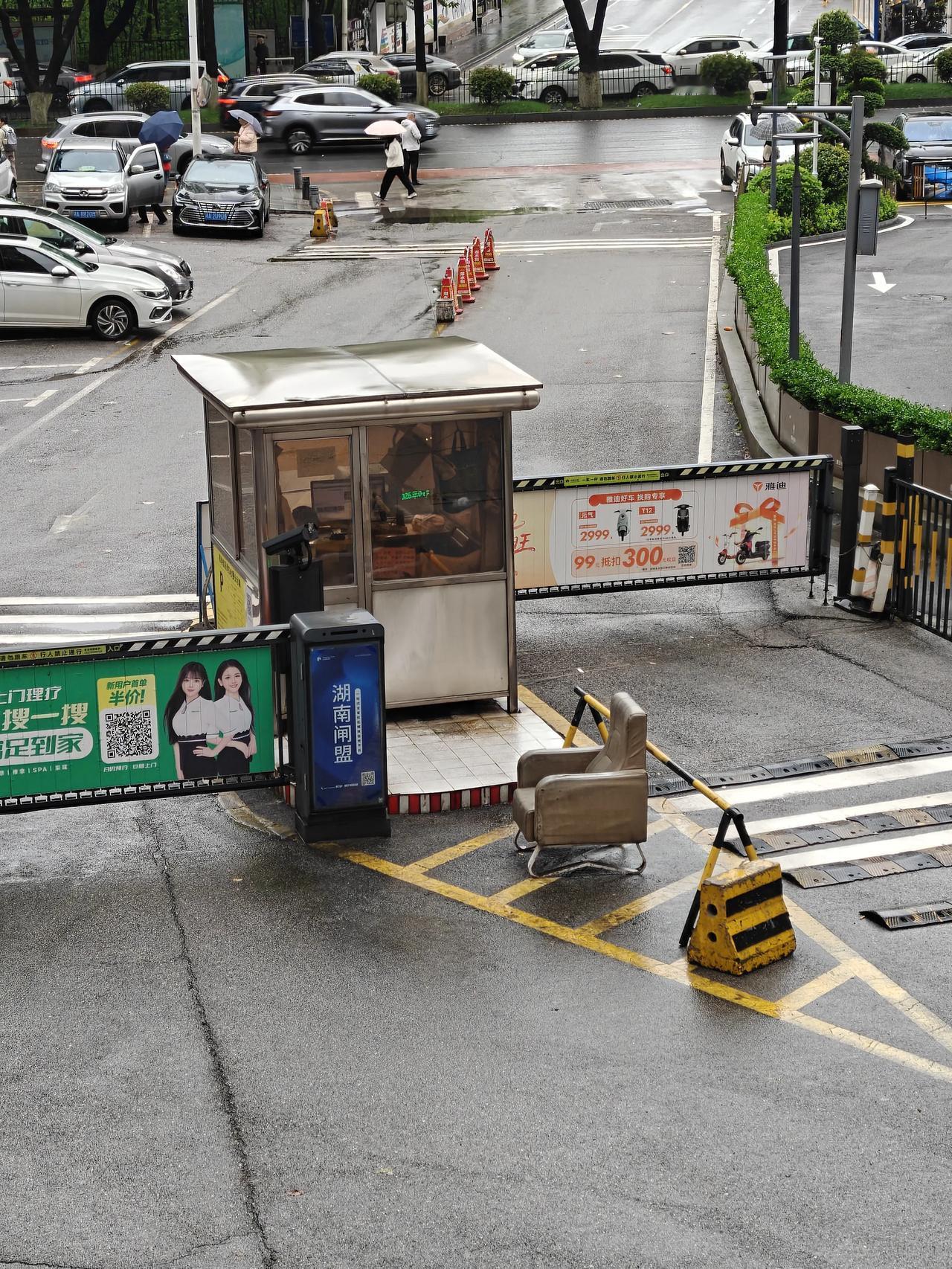 规范保安队伍，守护老兵尊严
 
近日，湖南长沙一名拄拐退役军人在省退役军人事务厅