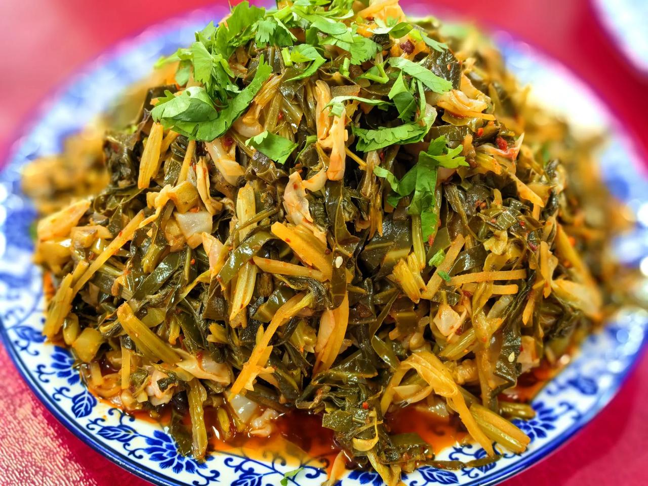 秋天的酸菜。没吃过酸菜（图一），没吃过浆水面，就不算西北人。而制作酸菜的衍生物就