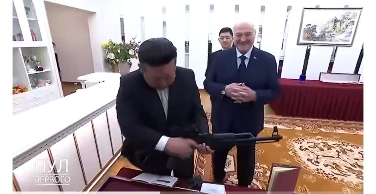 白俄罗斯总统卢卡申科在访问朝鲜期间，将一支步枪赠送给了将军（金正恩）。