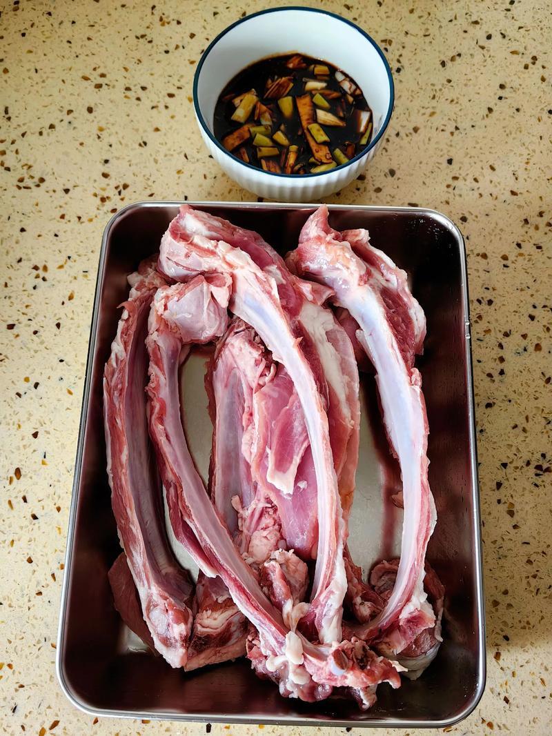 味噌香蒜烤肉酱制作方法：

配料：
万能味噌酱：3000ml 
外用刷肉汁（照烧