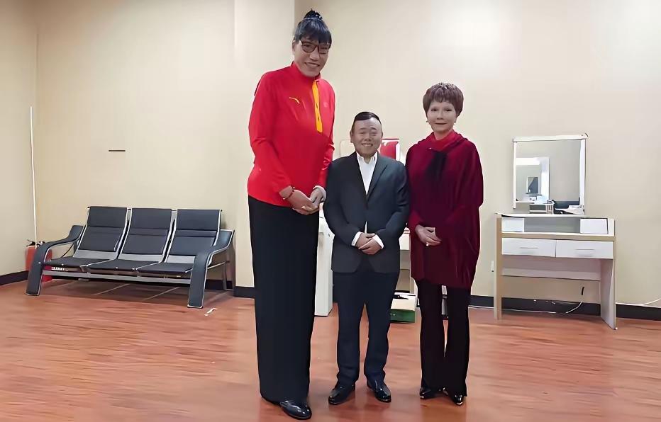 中间那位不是，短小精悍，浓缩的都是精品的潘长江。哈哈！这个头，潘长江的双肩和郑海