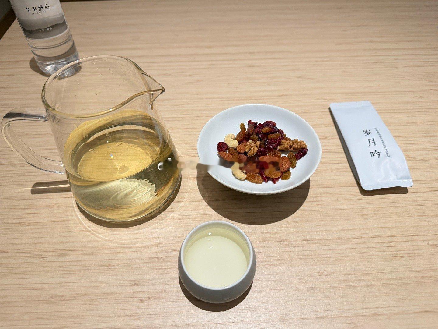 晚上吃的太腻了酒店送的冷泡茶正好解解腻🍵/ 
