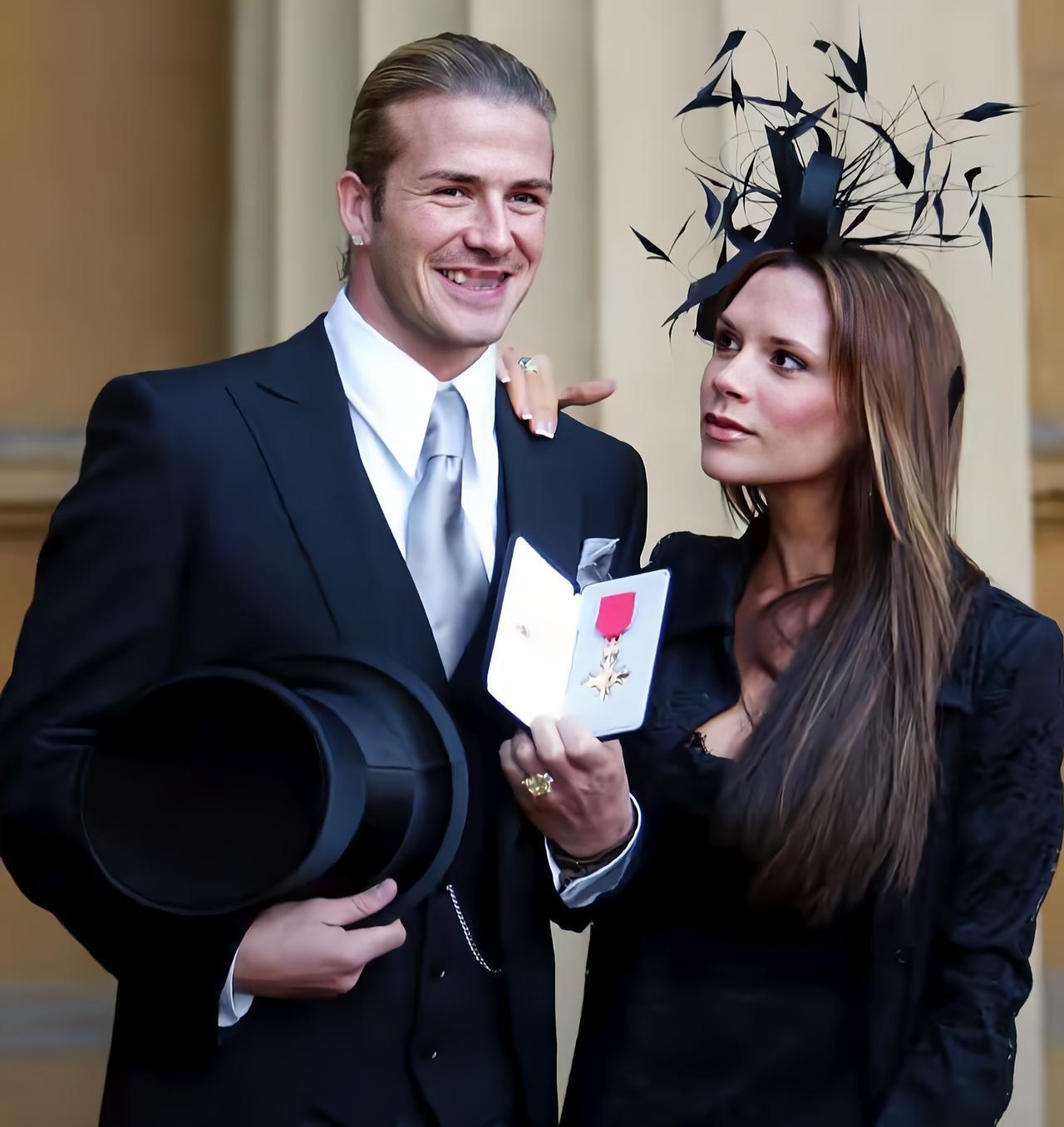 大卫.贝克汉姆获爵士，难得看见辣妹一笑。