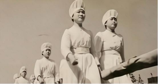 1946年，一群白衣女护士们以“吃药”为名义，将毒药放进解放军伤员口中。半夜，4