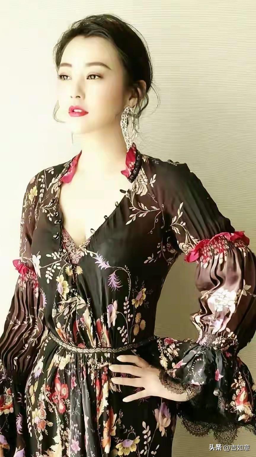 别人吼不住的衣服，穿到大美女郝蕾身上，那叫做飒[奸笑]