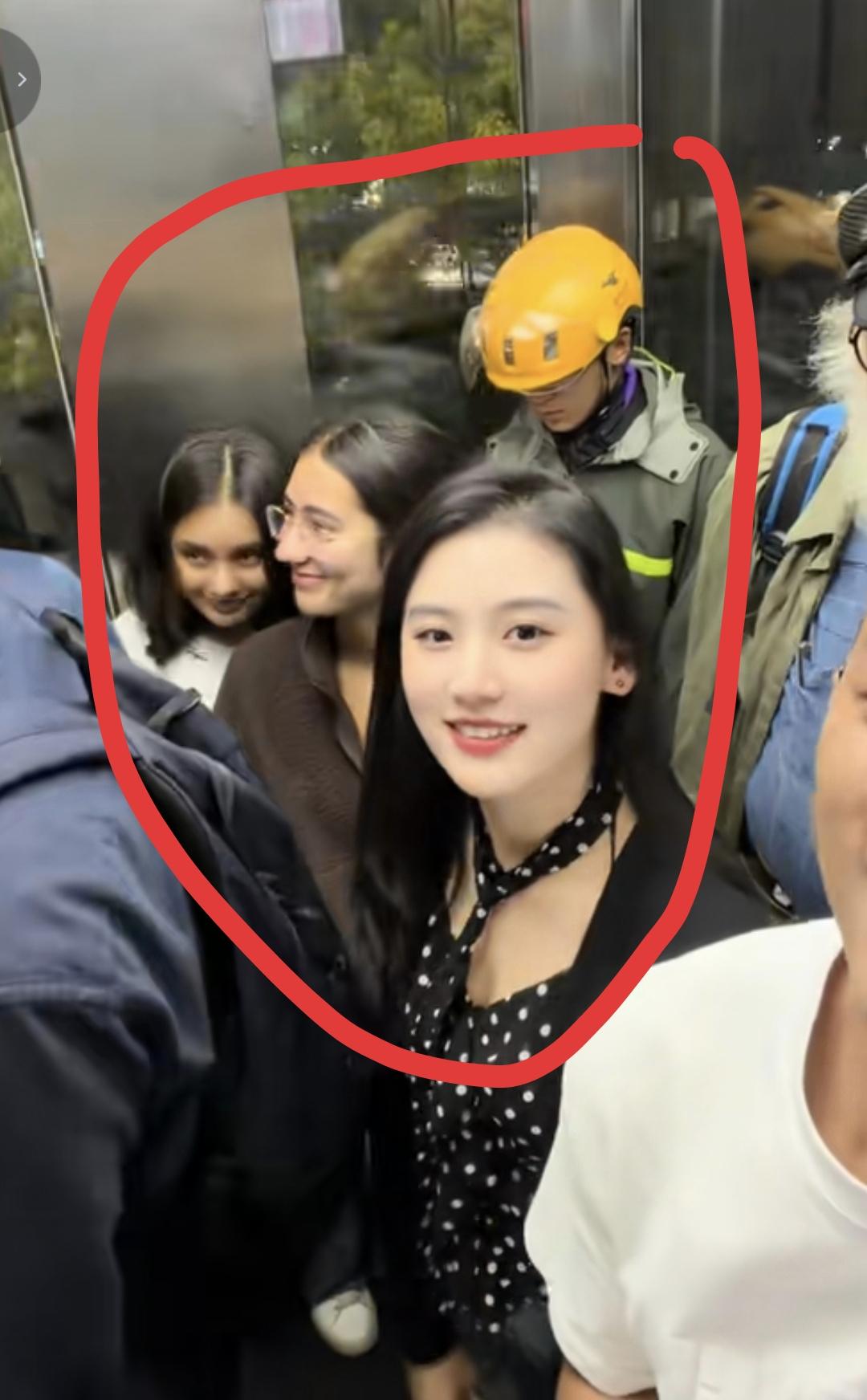 有网友在电梯里忽然放声歌唱，吸引了美女和外国友人的惊讶及和善的笑容。但一个外卖小