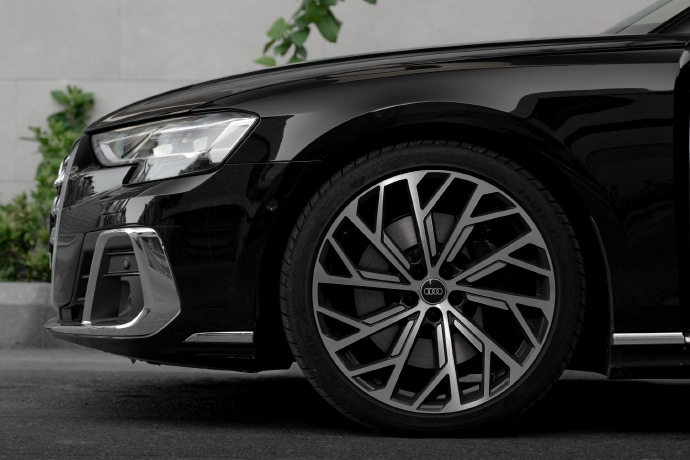 Audi A8 L 55 TFSI quattro "Kingdom Editi