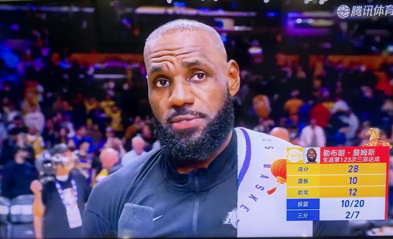 詹姆斯赛季首个三双，垃圾时间不下场值得商榷，生涯共123次，名利双收，喜笑颜开，