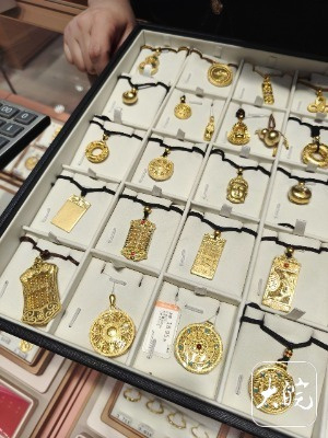 【#近期金价波动加剧#：#金饰克价隔天跌了14元#】5月12日早间，“金价下跌”