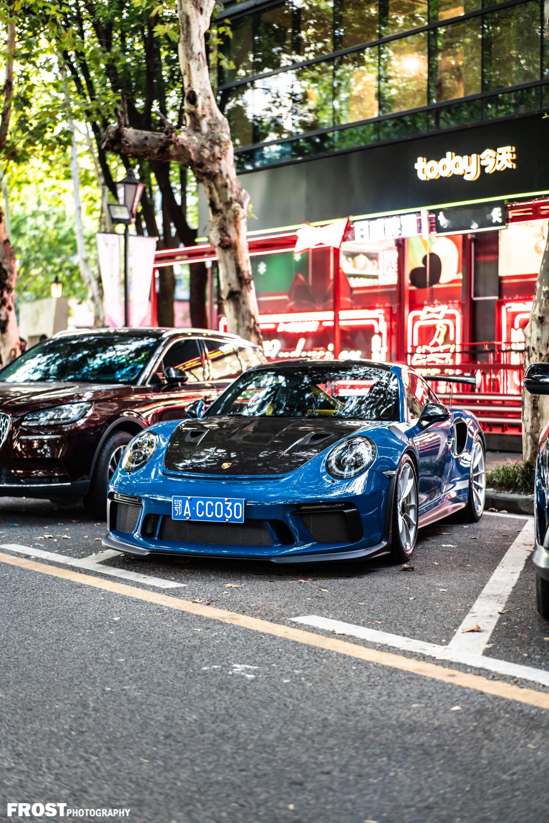 街拍武汉抖音餐饮大佬的gt3rs，这颜色太帅了，还有防滚架 #超跑[超话]#  