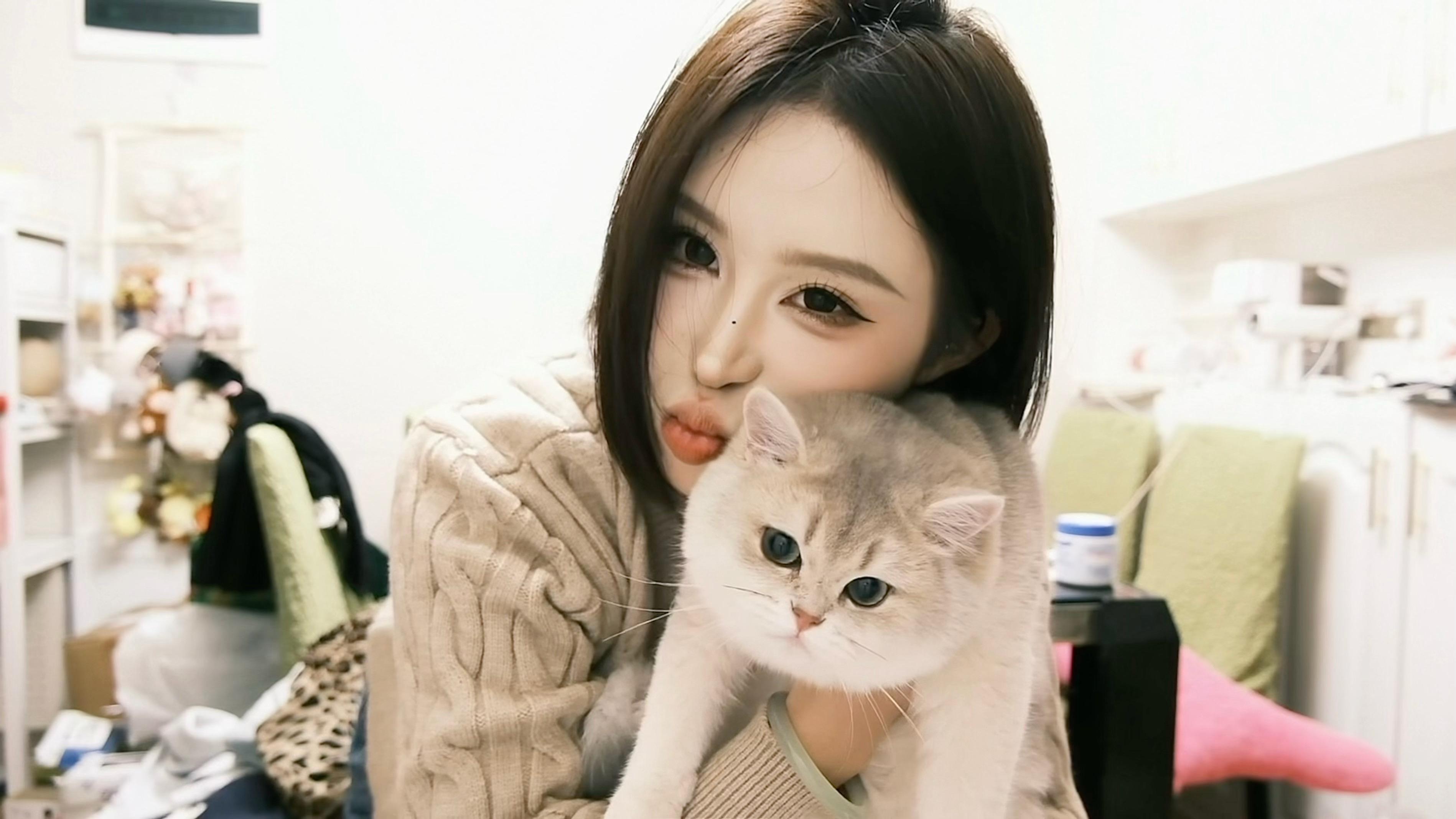 日渐肥胖的小咪咪