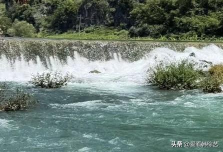 夏日生活打卡季瀑流砸开碧浪，碎白裹着涛声翻涌，翠丛浸在水沫里轻晃。风掠过岸畔时，