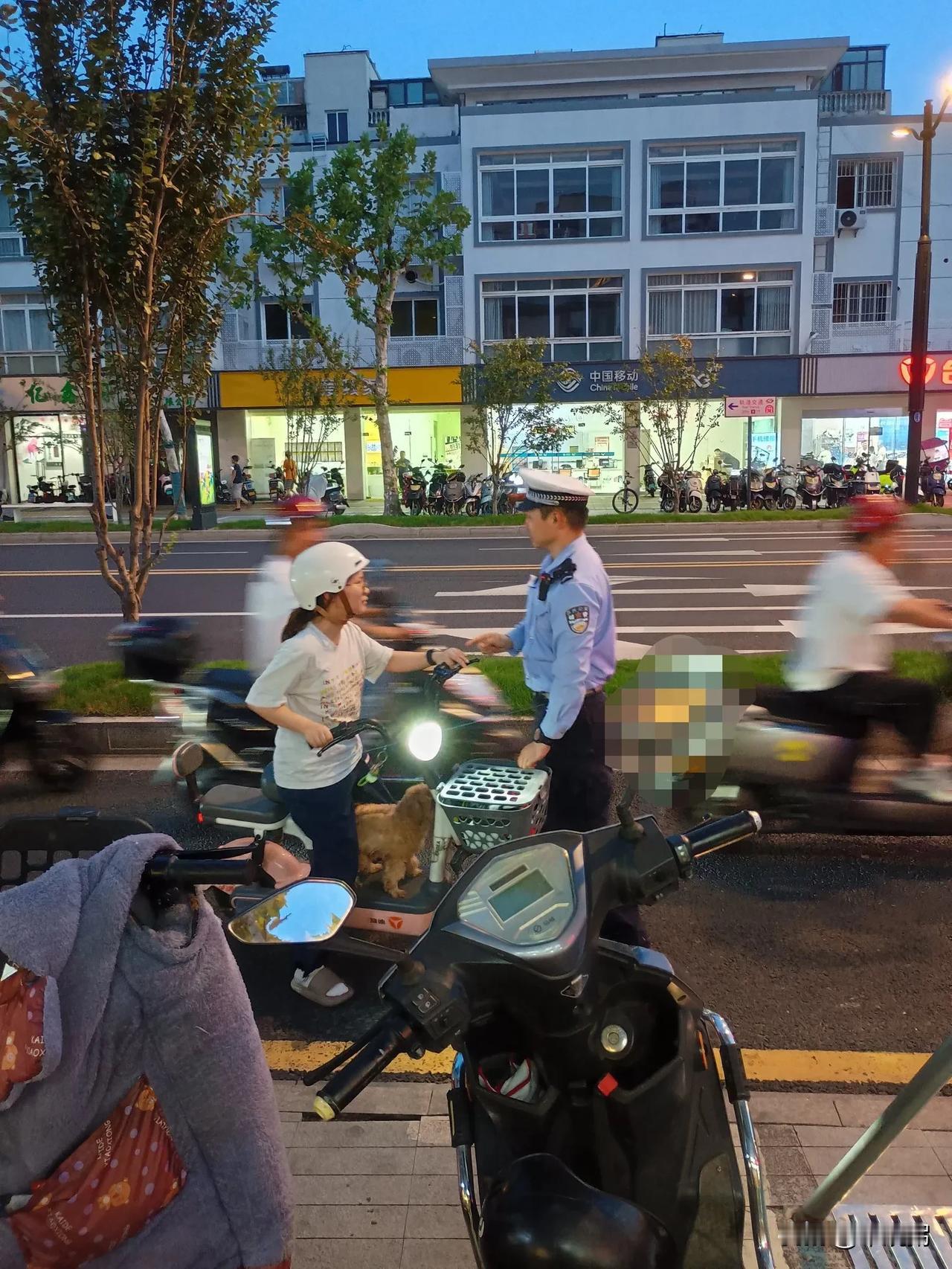 苏州，提醒一下非机动车在纠违点前补戴头盔是不行的。
图一，亮点是执法记录仪红灯已