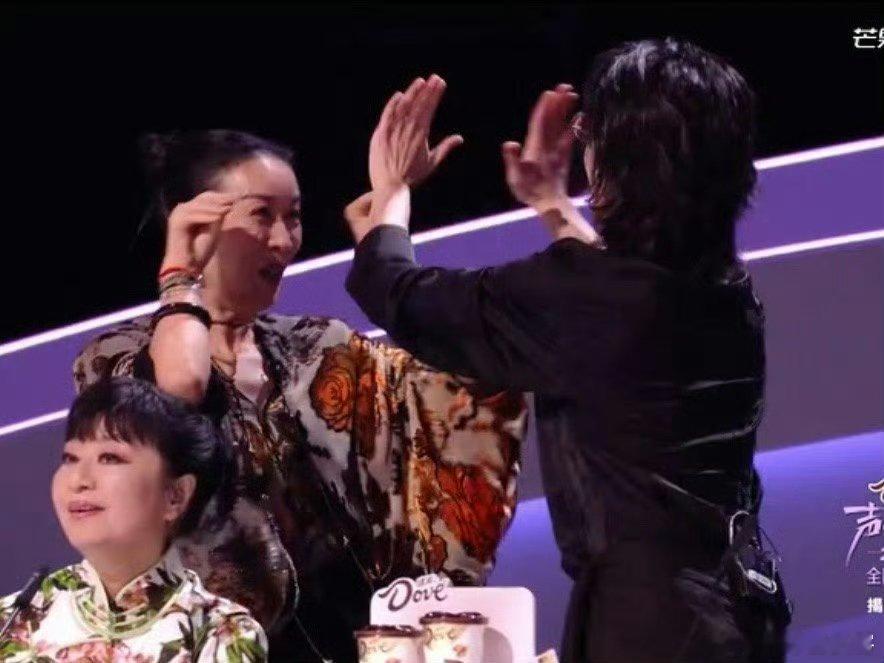 英子不愧是乐坛大姐大！上期硬核查票揪黑幕，这期直接现场叫板改赛制，眼看选手面临淘