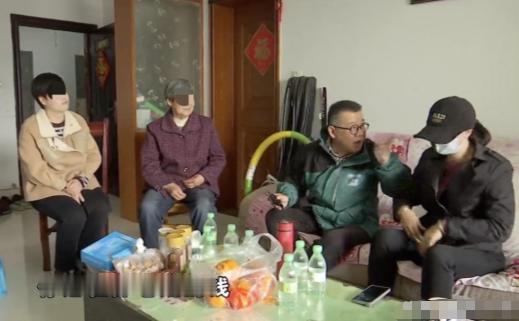 浙江杭州，一对老人将名下6套房平分给了一双儿女，每人3套房。然而因为分给女儿的房
