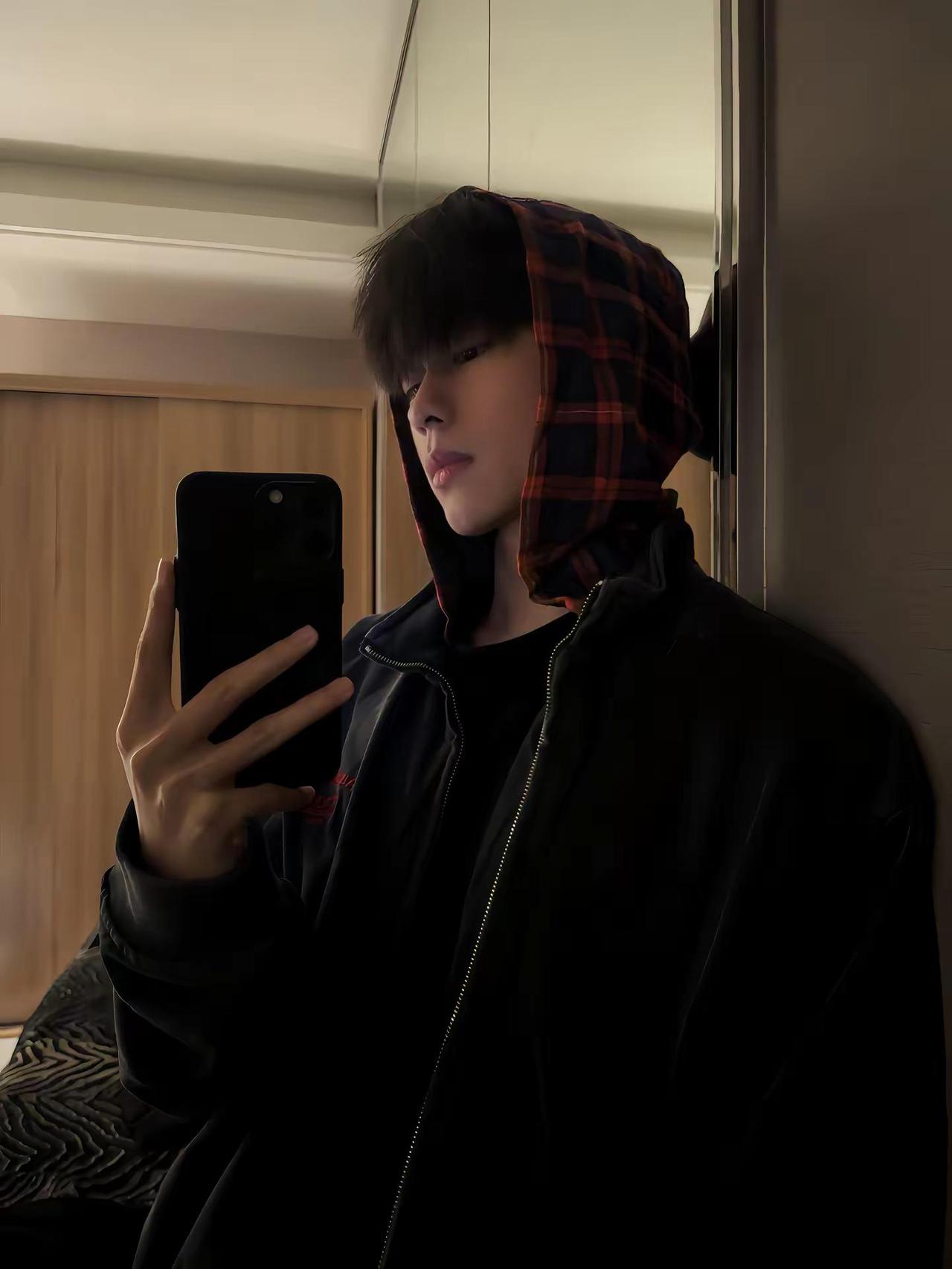 你很帅的啊 但她晚上回家必须抱着我睡觉