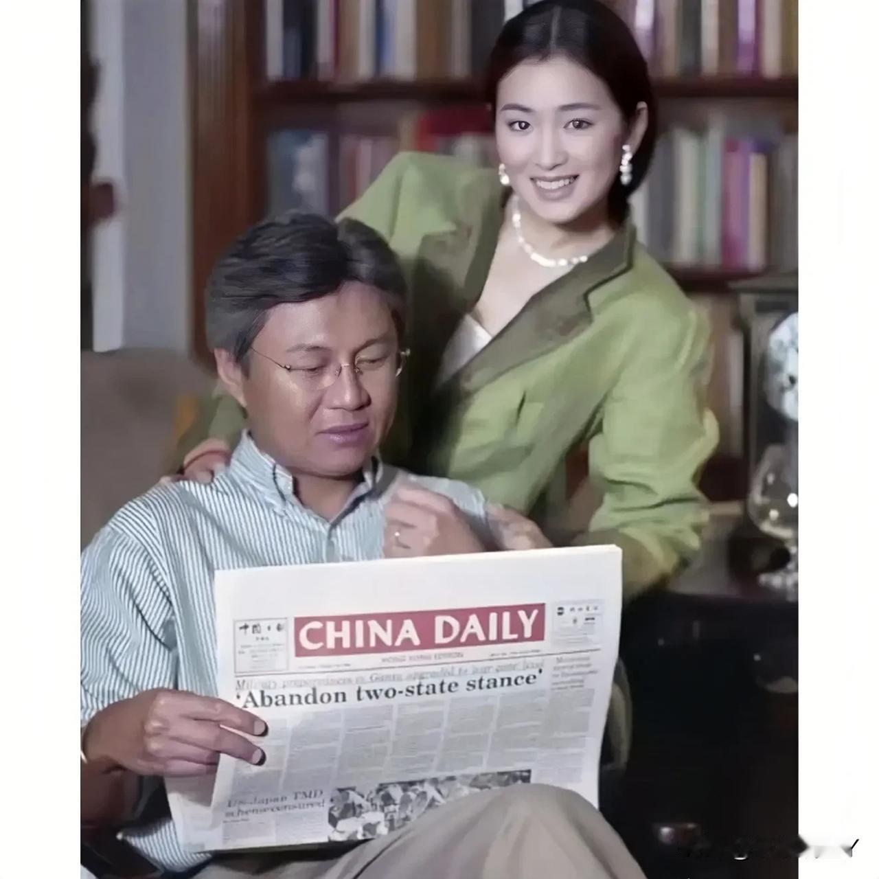 上世纪90年代末，香港，巩俐与丈夫黄和祥在家中豪宅内的合影旧照，那时候巩俐满脸幸