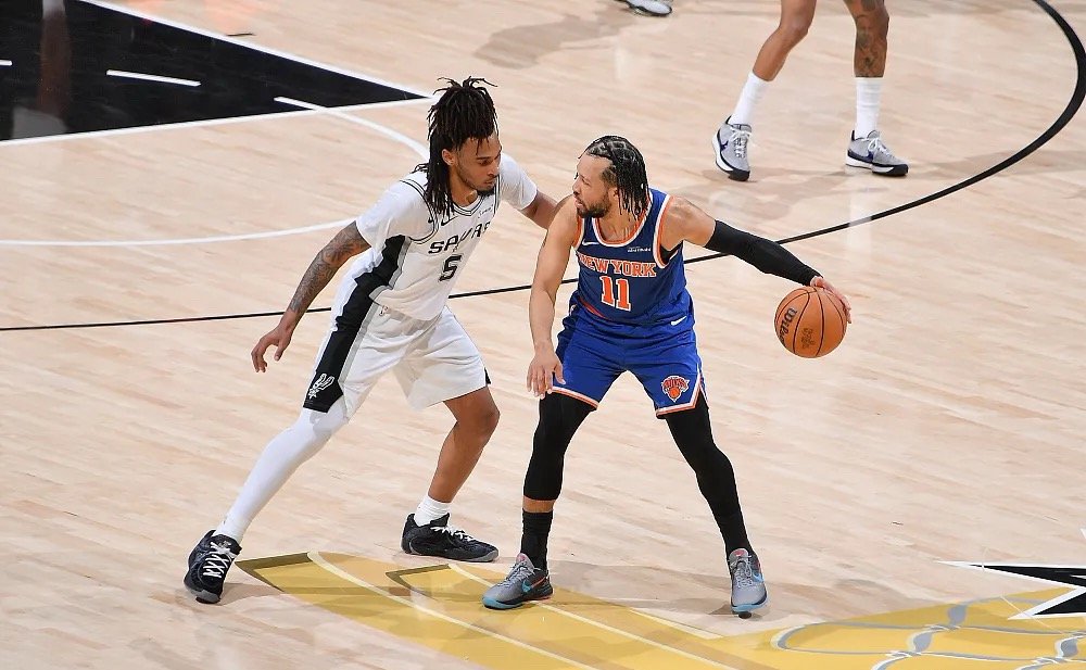 NBA总决赛继续进行，尼克斯客场连下两城后已经取得大比分2-0领先。据美国媒体N