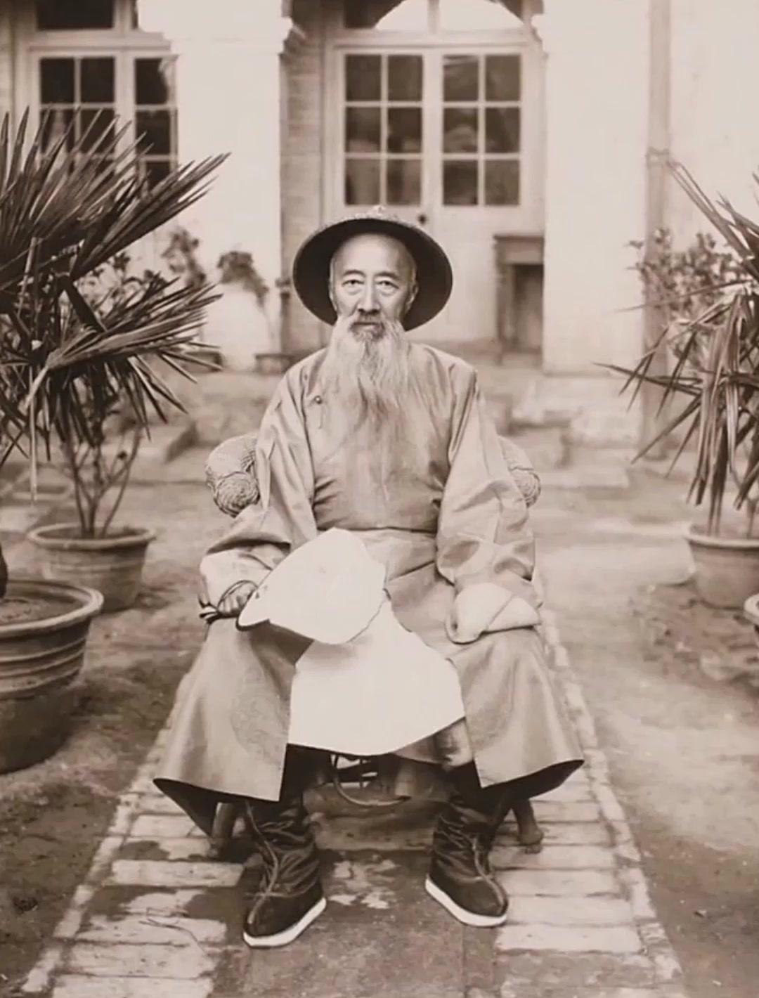 晚清名臣张之洞讲究排场，所以钱经常不够花，但他有绝招：钱不够就送几个箱子去典当，