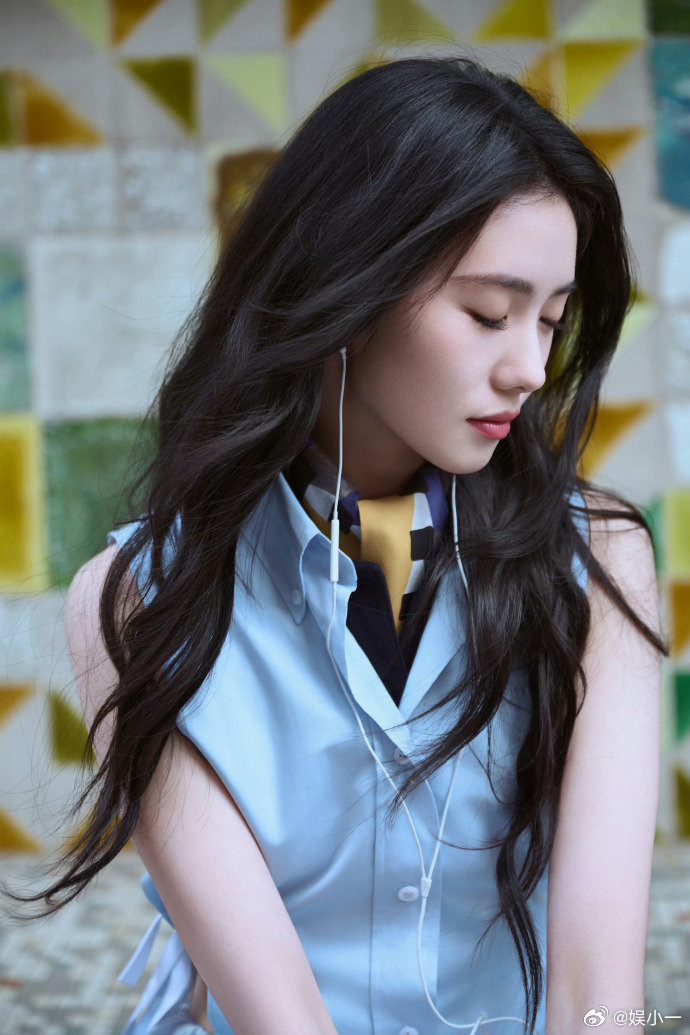 刘浩存星味 刘浩存真的越看越有味道📸，不管是气质还是颜值都很绝，时装周上的表现