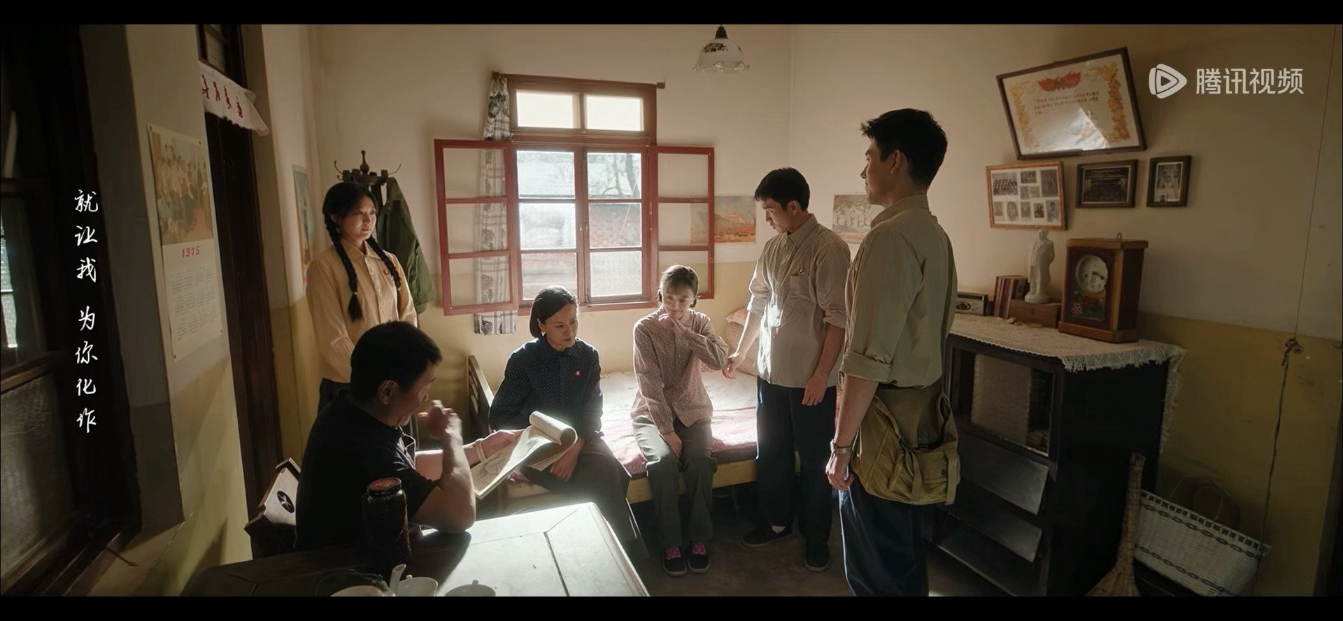 哎哟好萌啊这一家人太好了这一家人站的站坐的坐然后全都泪眼汪汪纯真年代的爱情