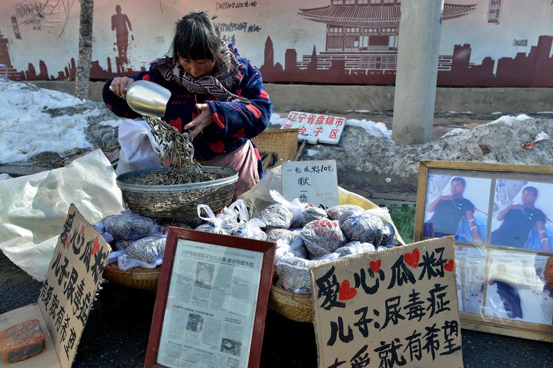 中国人过年爱“嗑”瓜子可太有门道了。丰子恺说中国人是“吃瓜子博士”，这嗑瓜子的本