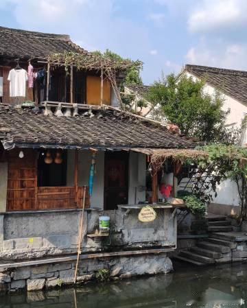 葫芦娃爷爷隔壁咖啡店挂了7个葫芦绍兴书圣故里的青石板路上，曾挂着一串让无数人想起