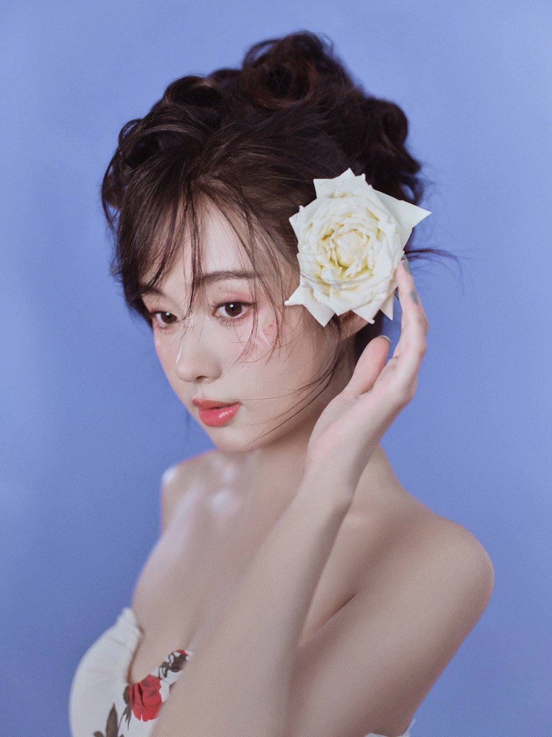 #郑合惠子洗棉花浴# 郑合惠子置身于棉花的世界，犹如睡美人般优雅。那清透的脸蛋和