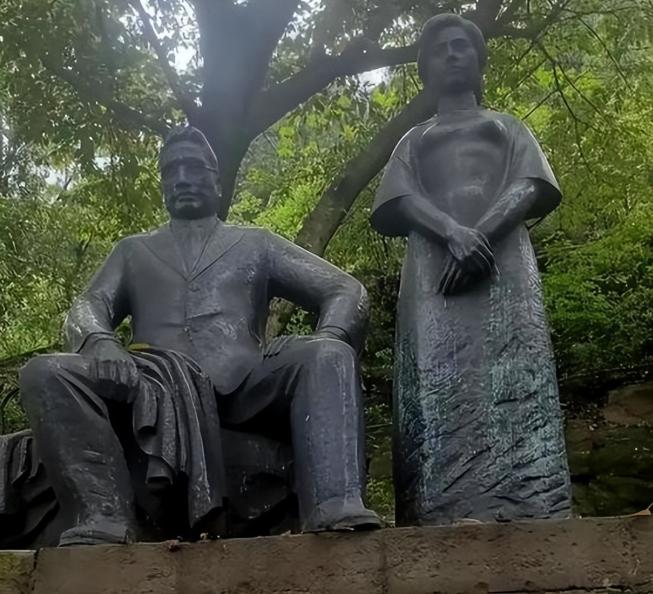 1947年除夕夜，杨虎城的妻子谢葆真被特务绑在床上，扒下裤子从大腿注射毒药。特务