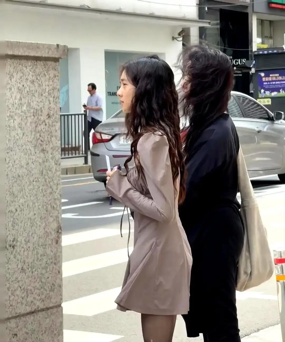 首尔街头的偶遇，黄多多瘦得让人心里一咯噔。
 
那双腿细得，不像一个正在长身体的