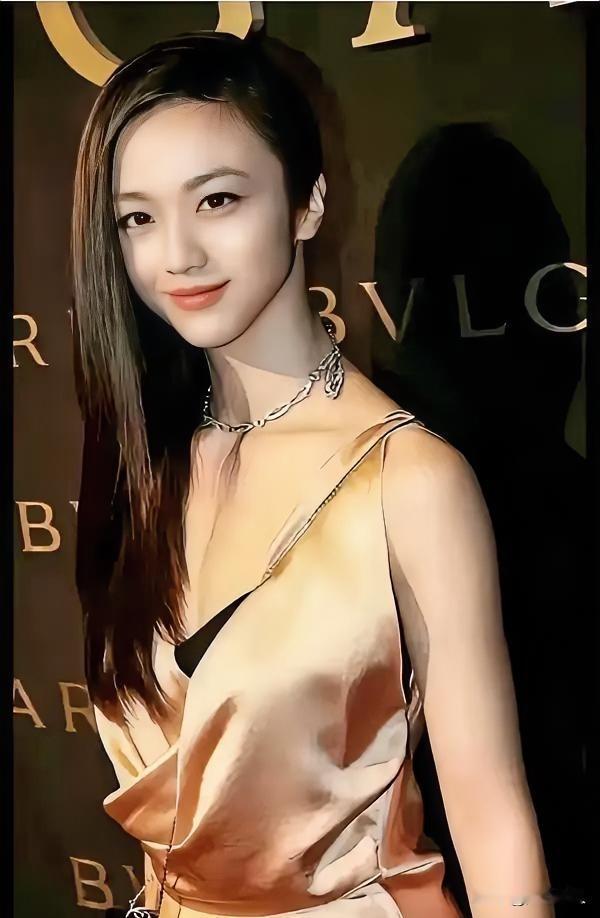 李小冉翻红，我不意外，
李小冉离婚，我也不意外，
让我意外的是，李小冉怎么可以这