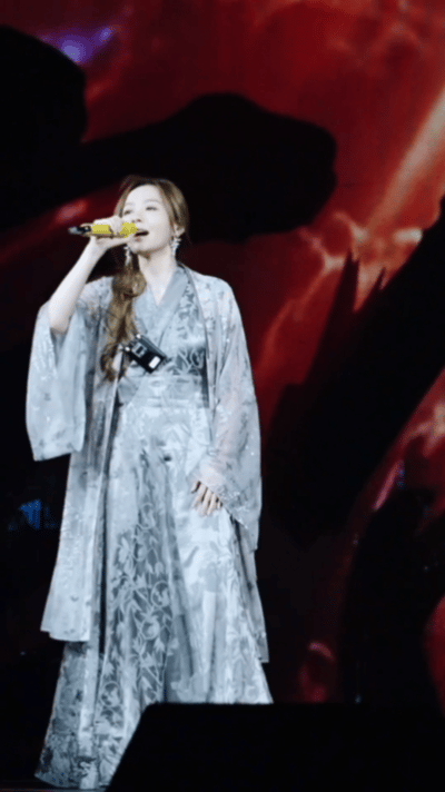 张靓颖穿汉服美我一大跳 入苏随苏的代表就是她了，演唱会到苏州就换上汉服，还去景区