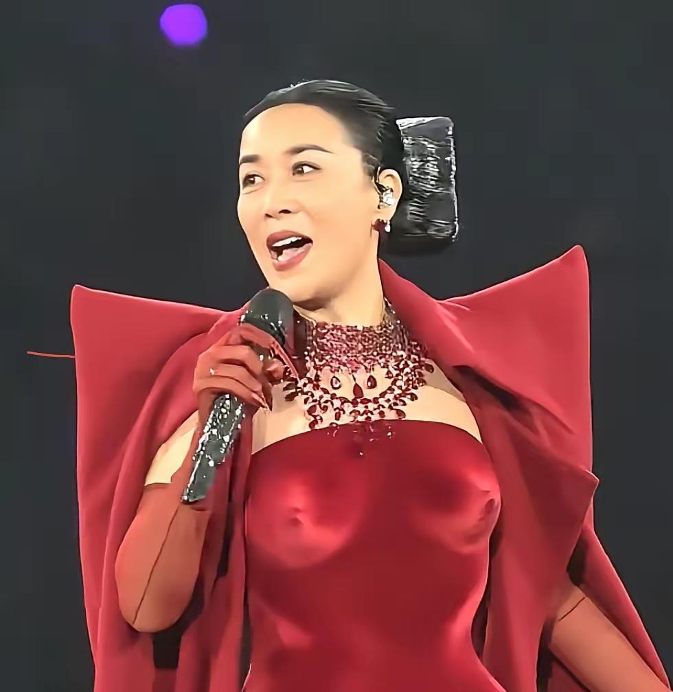 那英最近开的演唱会很成功，很多演艺界大腕都悉数到场，据说演出结束后那英对团队给她