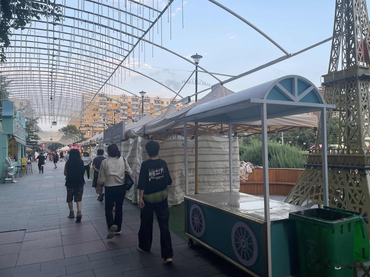 咋说是景区呢。
景区太乱。居民一样感觉乱。
一个字：Low
沈阳小南教堂 乱改造