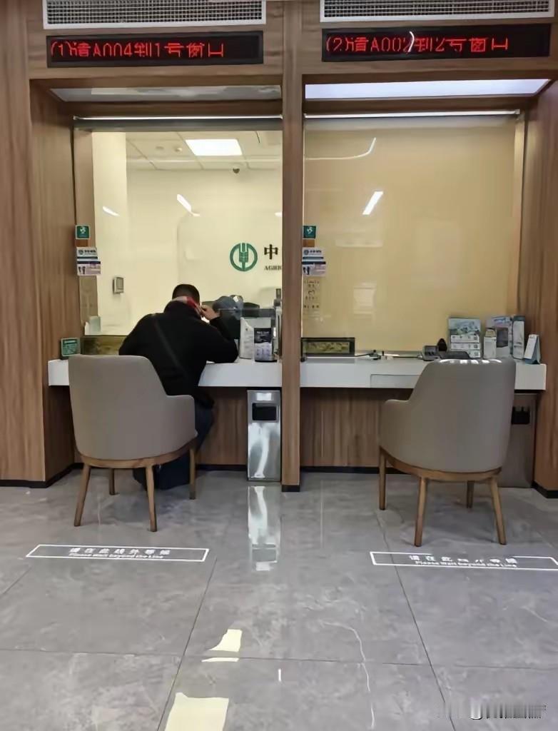 这下老美可是碰上硬茬了！
​3月16日凌晨，伊拉克北部迪亚拉省巴尔米尔地区传出巨