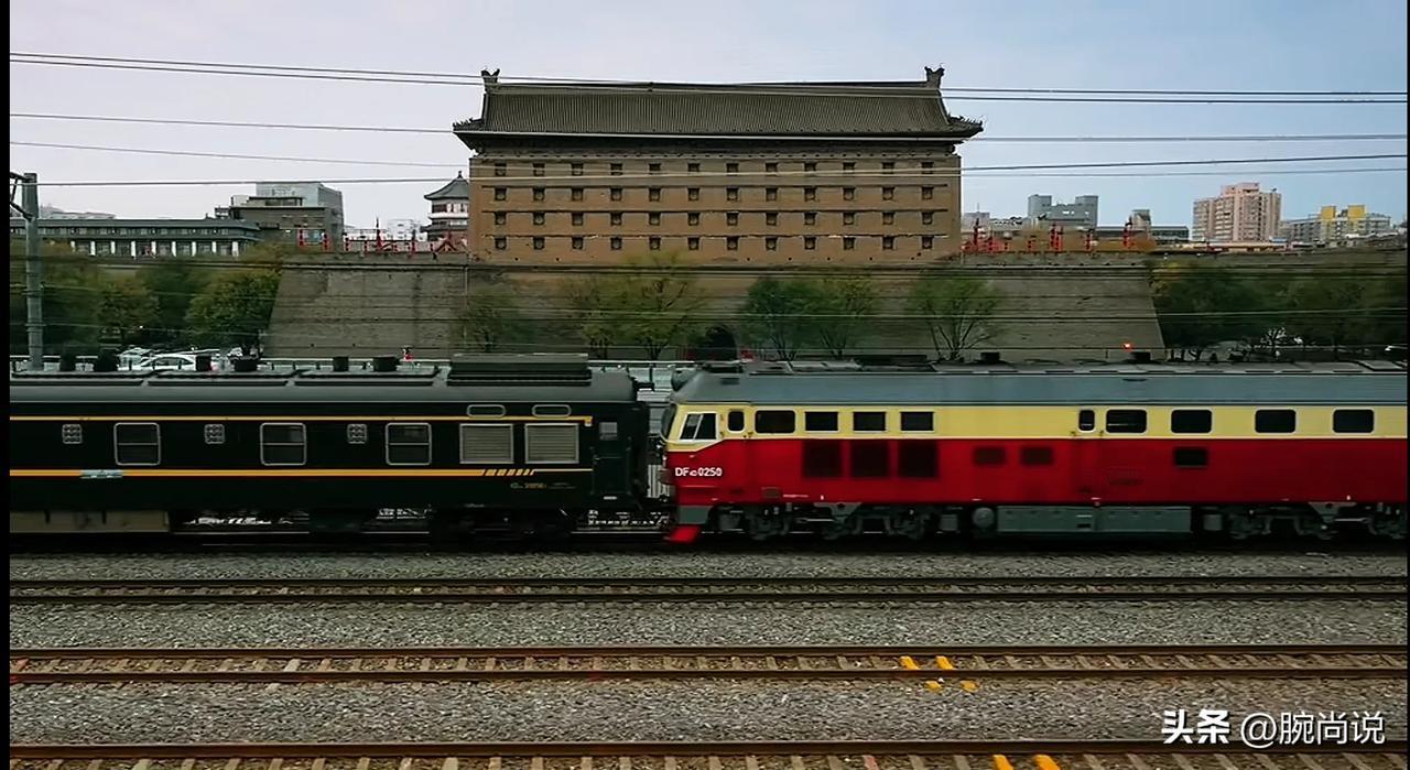 西安人的城墙下是西安人的火车🚞！
这句歌词早已传遍大江南北！
可是
在西安，即