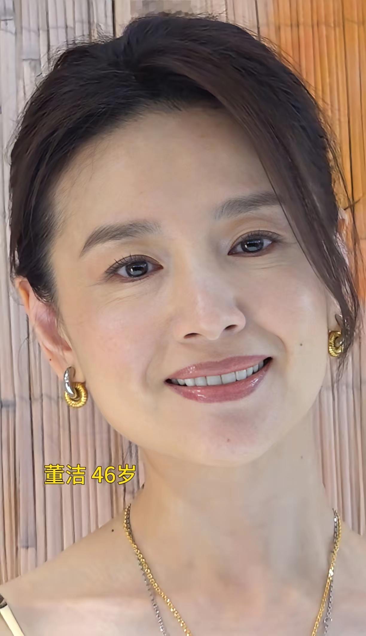 中年少女董洁
虽然青春不再
但是依然优雅
眼角的细纹
都是岁月馈赠