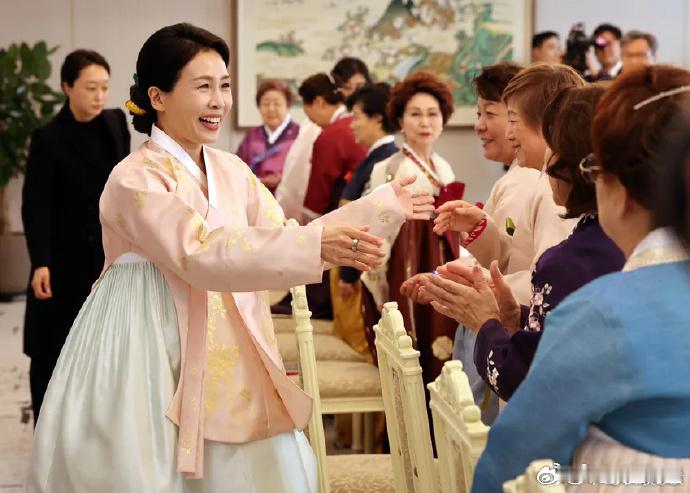 李在明他老婆在中国好多粉丝啊……其实真的很有中殿娘娘的感觉 