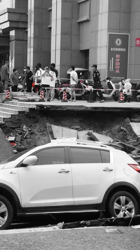 广西梧州强降雨致停车场塌方，多车被困；应急局：暂无伤亡，具体情况正核实这场突如其