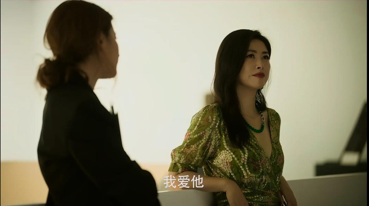 朱珠在剧中穿的一直都很精致庄重，好像随时都能去参加大型酒会的节奏。
#玫瑰的故事