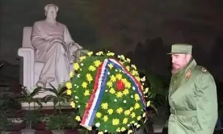 这些“完败”“完胜”的对比，其实藏着冷冰冰的现实。

 
萨达姆、卡扎菲、苏莱曼