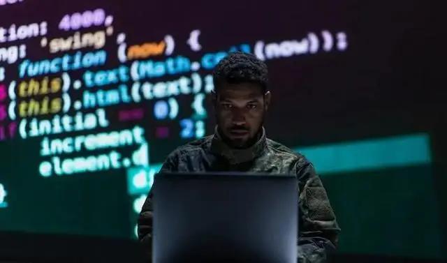 中国发明了火药，把它做成了点缀节庆的烟花。西方接过技术火种，却将其锻造成战争的枪