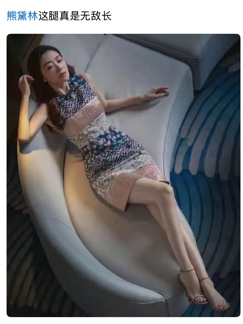 这美女躺在沙发上好养眼！